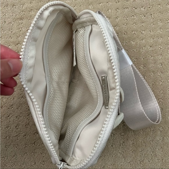 LULULEMON ✨ NwT ✨ White Opal Everywhere Belt Bag​​​​​​ - Picture 7 of 7